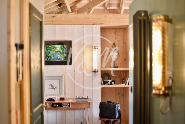 Superbe maison bois typique du Bassin de plain-pied offrant 3 chambres sur plus de 150m² (avec sa dépendance) , une ambiance exotique et un espace détente verdoyant sur une parcelle de plus de 780m² ANDERNOS PORT OSTREICOLE
