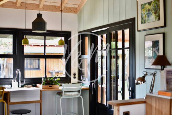 Superbe maison bois typique du Bassin de plain-pied offrant 3 chambres sur plus de 150m² (avec sa dépendance) , une ambiance exotique et un espace détente verdoyant sur une parcelle de plus de 780m² ANDERNOS PORT OSTREICOLE