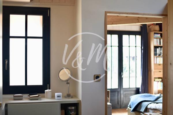 Superbe maison bois typique du Bassin de plain-pied offrant 3 chambres sur plus de 150m² (avec sa dépendance) , une ambiance exotique et un espace détente verdoyant sur une parcelle de plus de 780m² ANDERNOS PORT OSTREICOLE