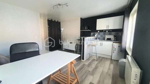 QUARTIER DE L'OBSERVATOIRE, a 10 minutes a pied de l université, dans une impasse au calme , proche des commerces 

Dans une ancienne maison bourgeoise avec jardin collectif, cet appartement de type F1 est situé au 2eme étage et il est vendu meublé , prêt a être loué.

Il est composé d une entrée, une pièce de vie avec coin cuisine ; comprenant un canapé convertible, un bureau et une armoire.
Le coin cuisine est tres fonctionnel avec sa plaque de cuisson , réfrigérateur, micro onde et petit électroménager et une machine lavante /séchante.

La salle de douche dispose d une fenêtre et de rangement.

Une cave complète ce bien.

IDEAL POUR ETUDIANT
Ce bien était loué 470€ cc

Pour plus de renseignements, contactez moi