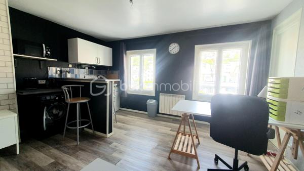 QUARTIER DE L'OBSERVATOIRE, a 10 minutes a pied de l université, dans une impasse au calme , proche des commerces 

Dans une ancienne maison bourgeoise avec jardin collectif, cet appartement de type F1 est situé au 2eme étage et il est vendu meublé , prêt a être loué.

Il est composé d une entrée, une pièce de vie avec coin cuisine ; comprenant un canapé convertible, un bureau et une armoire.
Le coin cuisine est tres fonctionnel avec sa plaque de cuisson , réfrigérateur, micro onde et petit électroménager et une machine lavante /séchante.

La salle de douche dispose d une fenêtre et de rangement.

Une cave complète ce bien.

IDEAL POUR ETUDIANT
Ce bien était loué 470€ cc

Pour plus de renseignements, contactez moi