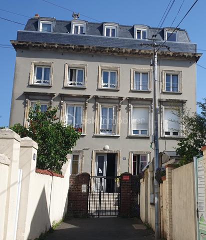 QUARTIER DE L'OBSERVATOIRE, a 10 minutes a pied de l université, dans une impasse au calme , proche des commerces 

Dans une ancienne maison bourgeoise avec jardin collectif, cet appartement de type F1 est situé au 2eme étage et il est vendu meublé , prêt a être loué.

Il est composé d une entrée, une pièce de vie avec coin cuisine ; comprenant un canapé convertible, un bureau et une armoire.
Le coin cuisine est tres fonctionnel avec sa plaque de cuisson , réfrigérateur, micro onde et petit électroménager et une machine lavante /séchante.

La salle de douche dispose d une fenêtre et de rangement.

Une cave complète ce bien.

IDEAL POUR ETUDIANT
Ce bien était loué 470€ cc

Pour plus de renseignements, contactez moi