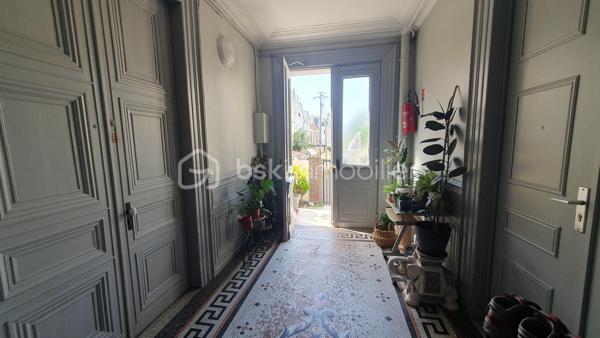 QUARTIER DE L'OBSERVATOIRE, a 10 minutes a pied de l université, dans une impasse au calme , proche des commerces 

Dans une ancienne maison bourgeoise avec jardin collectif, cet appartement de type F1 est situé au 2eme étage et il est vendu meublé , prêt a être loué.

Il est composé d une entrée, une pièce de vie avec coin cuisine ; comprenant un canapé convertible, un bureau et une armoire.
Le coin cuisine est tres fonctionnel avec sa plaque de cuisson , réfrigérateur, micro onde et petit électroménager et une machine lavante /séchante.

La salle de douche dispose d une fenêtre et de rangement.

Une cave complète ce bien.

IDEAL POUR ETUDIANT
Ce bien était loué 470€ cc

Pour plus de renseignements, contactez moi
