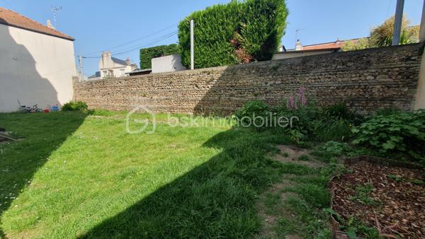 QUARTIER DE L'OBSERVATOIRE, a 10 minutes a pied de l université, dans une impasse au calme , proche des commerces 

Dans une ancienne maison bourgeoise avec jardin collectif, cet appartement de type F1 est situé au 2eme étage et il est vendu meublé , prêt a être loué.

Il est composé d une entrée, une pièce de vie avec coin cuisine ; comprenant un canapé convertible, un bureau et une armoire.
Le coin cuisine est tres fonctionnel avec sa plaque de cuisson , réfrigérateur, micro onde et petit électroménager et une machine lavante /séchante.

La salle de douche dispose d une fenêtre et de rangement.

Une cave complète ce bien.

IDEAL POUR ETUDIANT
Ce bien était loué 470€ cc

Pour plus de renseignements, contactez moi