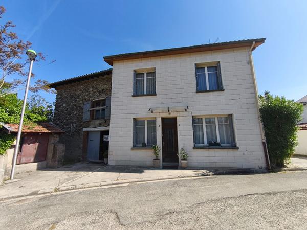 Maison avec garage et jardin