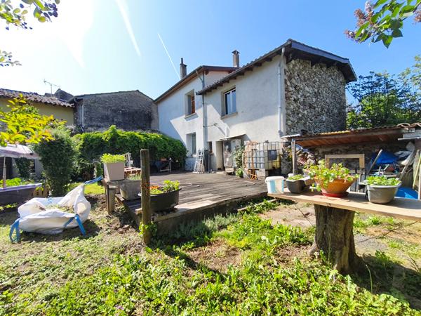 Maison avec garage et jardin