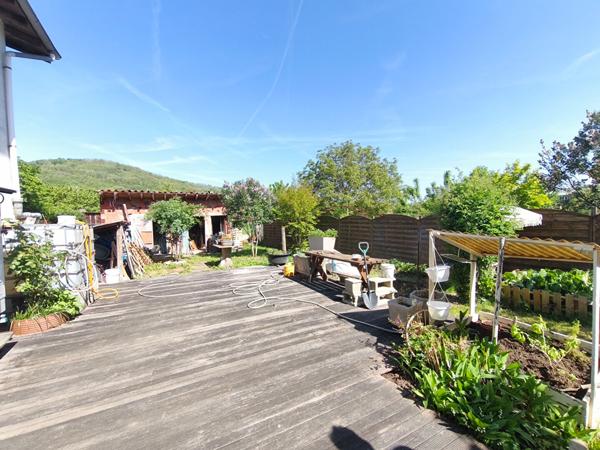 Maison avec garage et jardin