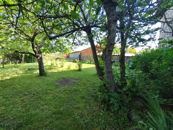 Maison avec garage et jardin