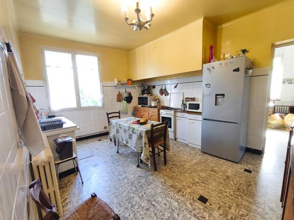 Maison avec garage et jardin