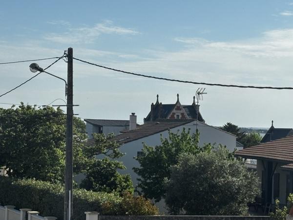 maison centre ville avec garage et cour .
