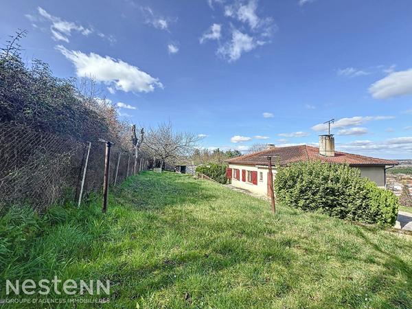 Pompertuzat. Maison familiale 6 pièces de 132m² avec un garage sur un terrain d'environ 1800m² à vendre.