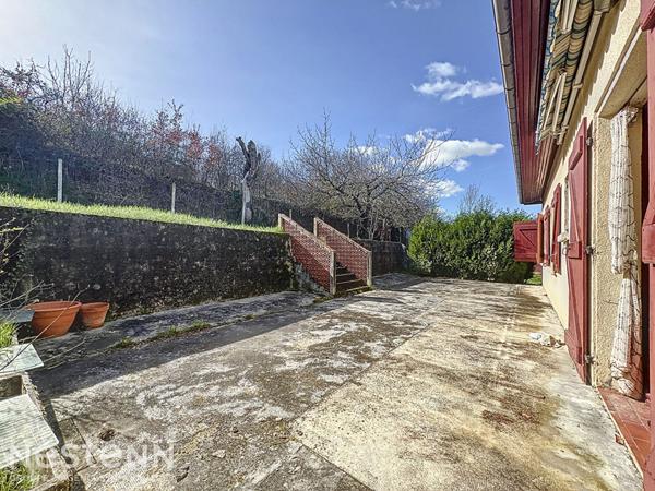 Pompertuzat. Maison familiale 6 pièces de 132m² avec un garage sur un terrain d'environ 1800m² à vendre.