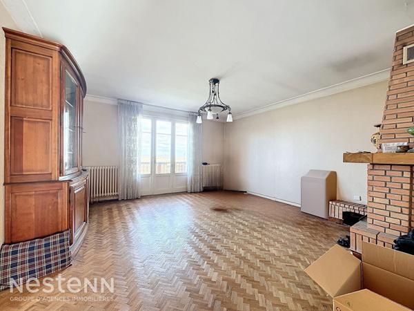 Pompertuzat. Maison familiale 6 pièces de 132m² avec un garage sur un terrain d'environ 1800m² à vendre.