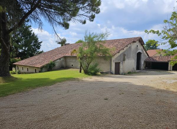 Grange et dépendances À FORT POTENTIEL AU CEUR DU PÉRIGORD Vert Riberac