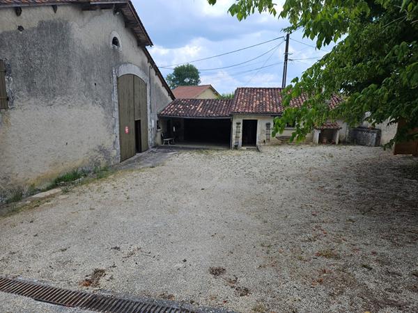Grange et dépendances À FORT POTENTIEL AU CEUR DU PÉRIGORD Vert Riberac