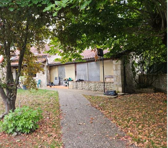 Grange et dépendances À FORT POTENTIEL AU CEUR DU PÉRIGORD Vert Riberac