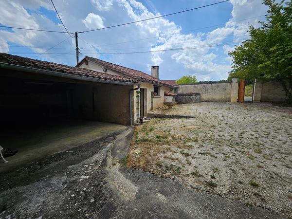 Grange et dépendances À FORT POTENTIEL AU CEUR DU PÉRIGORD Vert Riberac
