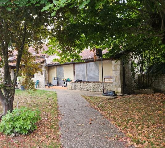 Grange et dépendances À FORT POTENTIEL AU CEUR DU PÉRIGORD Vert Riberac