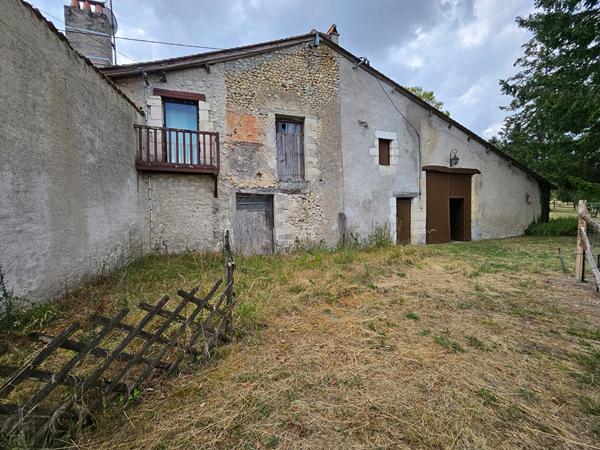 Grange et dépendances À FORT POTENTIEL AU CEUR DU PÉRIGORD Vert Riberac