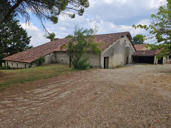 Grange et dépendances À FORT POTENTIEL AU CEUR DU PÉRIGORD Vert Riberac
