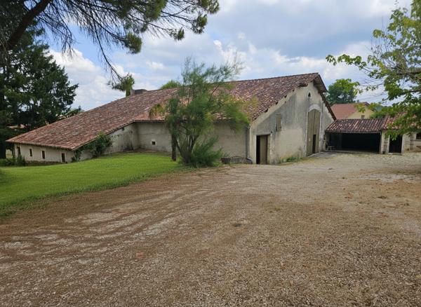 Grange et dépendances À FORT POTENTIEL AU CEUR DU PÉRIGORD Vert Riberac