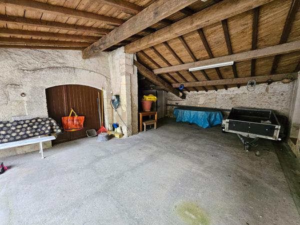 Grange et dépendances À FORT POTENTIEL AU CEUR DU PÉRIGORD Vert Riberac