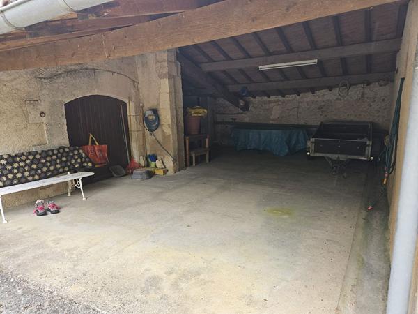 Grange et dépendances À FORT POTENTIEL AU CEUR DU PÉRIGORD Vert Riberac
