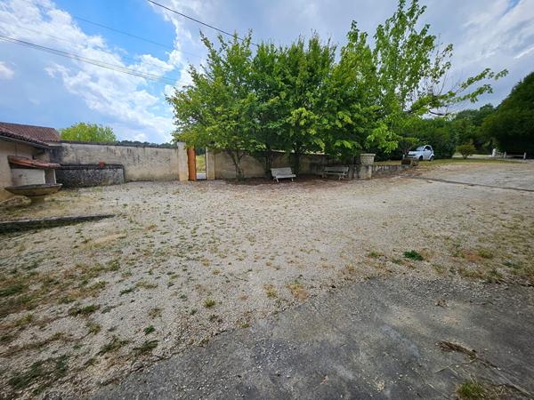 Grange et dépendances À FORT POTENTIEL AU CEUR DU PÉRIGORD Vert Riberac