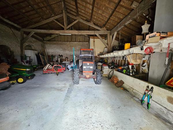 Grange et dépendances À FORT POTENTIEL AU CEUR DU PÉRIGORD Vert Riberac