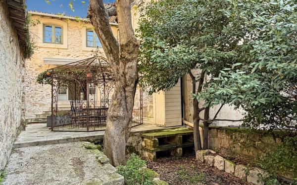 Appartement à vendre    3 pièces • 64 m2 Aramon