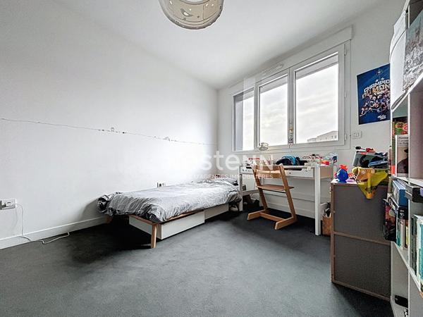 ISSY LES MOULINEAUX - A vendre Appartement 4 pièces en étage élevé avec vue dégagée et balcons