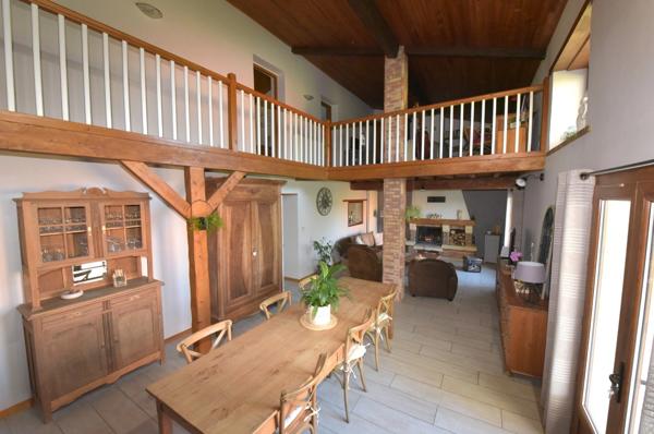 CORPS DE FERME T5 DE 1830 SUPERBEMENT RÉNOVÉ SUR TERRAIN ARBORÉ 6000 M²