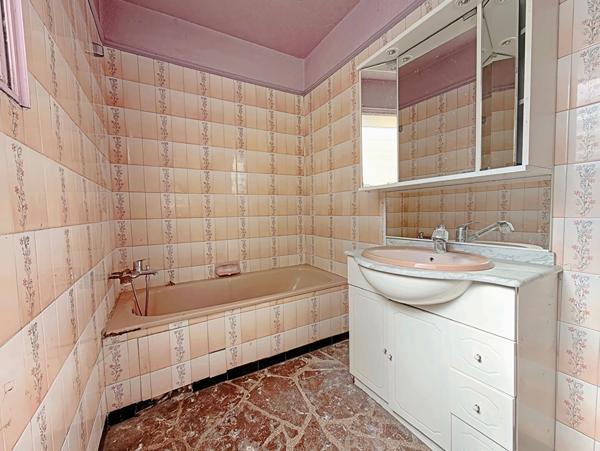 Maison spacieuse 7 pièces à rénover à Reims, idéalement située avec grand jardin
