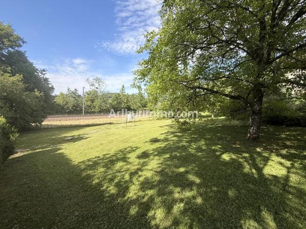 Vente                                                      Terrain
                        
                                         1200 m2                     à Montmorot