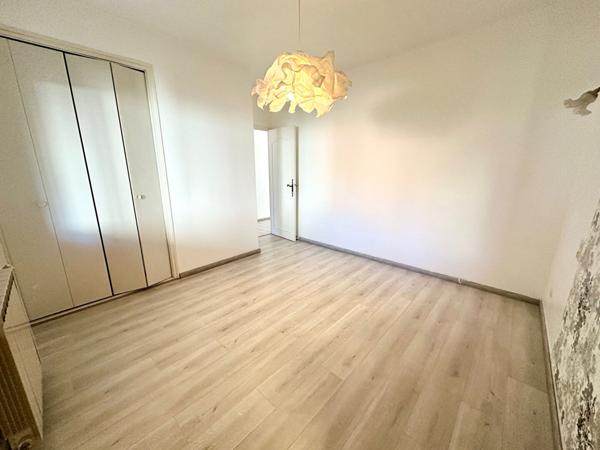 MONTAGNAC Maison de 131 m² avec jardin arboré et grand garage de 95m²