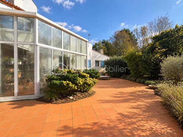 EN EXCLUSIVITE, dans un environnement résidentiel privilégié de Challans, découvrez cette très belle propriété de 1991, nichée au cœur d'un magnifique parc arboré et entièrement clos de 6 330 m².

Développant environ 200 m² de plain-pied et offrant 5  chambres, cette maison séduit par ses volumes généreux, la qualité de ses matériaux et une distribution particulièrement bien pensée pour la vie de famille.

L'espace de vie accueille une cuisine aménagée et équipée donnant sur la salle à manger, prolongée par un salon chaleureux agrémenté d'une superbe cheminée ouverte. Une véranda et une terrasse exposée sud-ouest invitent à profiter pleinement du jardin et de son environnement verdoyant.

L'espace nuit accueille une spacieuse suite parentale avec de nombreux dressings, une salle de bains avec double vasque.

Quatre autres chambres complètent cet ensemble, desservies par un couloir baigné de lumière grâce à ses grandes baies vitrées. Une seconde salle d'eau, et des WC indépendants viennent parfaire cet espace.

Côté pratique, la propriété dispose de deux garages avec portes motorisées et accès direct à la maison, ainsi que d'une buanderie.

À l'extérieur, le parc aux essences variées constitue un véritable écrin de verdure. Entièrement clos, parfaitement exposé et offrant la possibilité d'envisager une piscine sous réserve des autorisations nécessaires, il invite à profiter d'un cadre de vie rare. A noter la présence d'un puits permettant au jardin de prospérer.

 Construite avec soin, cette maison d'architecte se distingue par son caractère atypique. Des travaux de rafraîchissement et de modernisation permettront de révéler pleinement son potentiel. L'assainissement individuel, actuellement non conforme, sera également à remettre aux normes.

Une propriété singulière, idéale pour les amoureux de nature, d'espace et de tranquillité, à la recherche d'une belle maison familiale.
Je serai ravie de vous faire découvrir ce bien rare dans le secteur, alors contactez moi pour planifier une visite.