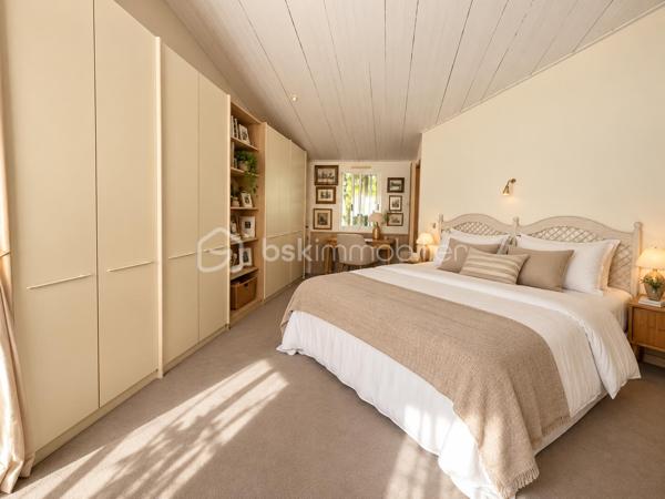 EN EXCLUSIVITE, dans un environnement résidentiel privilégié de Challans, découvrez cette très belle propriété de 1991, nichée au cœur d'un magnifique parc arboré et entièrement clos de 6 330 m².

Développant environ 200 m² de plain-pied et offrant 5  chambres, cette maison séduit par ses volumes généreux, la qualité de ses matériaux et une distribution particulièrement bien pensée pour la vie de famille.

L'espace de vie accueille une cuisine aménagée et équipée donnant sur la salle à manger, prolongée par un salon chaleureux agrémenté d'une superbe cheminée ouverte. Une véranda et une terrasse exposée sud-ouest invitent à profiter pleinement du jardin et de son environnement verdoyant.

L'espace nuit accueille une spacieuse suite parentale avec de nombreux dressings, une salle de bains avec double vasque.

Quatre autres chambres complètent cet ensemble, desservies par un couloir baigné de lumière grâce à ses grandes baies vitrées. Une seconde salle d'eau, et des WC indépendants viennent parfaire cet espace.

Côté pratique, la propriété dispose de deux garages avec portes motorisées et accès direct à la maison, ainsi que d'une buanderie.

À l'extérieur, le parc aux essences variées constitue un véritable écrin de verdure. Entièrement clos, parfaitement exposé et offrant la possibilité d'envisager une piscine sous réserve des autorisations nécessaires, il invite à profiter d'un cadre de vie rare. A noter la présence d'un puits permettant au jardin de prospérer.

 Construite avec soin, cette maison d'architecte se distingue par son caractère atypique. Des travaux de rafraîchissement et de modernisation permettront de révéler pleinement son potentiel. L'assainissement individuel, actuellement non conforme, sera également à remettre aux normes.

Une propriété singulière, idéale pour les amoureux de nature, d'espace et de tranquillité, à la recherche d'une belle maison familiale.
Je serai ravie de vous faire découvrir ce bien rare dans le secteur, alors contactez moi pour planifier une visite.