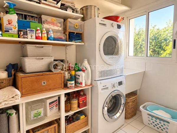 EN EXCLUSIVITE, dans un environnement résidentiel privilégié de Challans, découvrez cette très belle propriété de 1991, nichée au cœur d'un magnifique parc arboré et entièrement clos de 6 330 m².

Développant environ 200 m² de plain-pied et offrant 5  chambres, cette maison séduit par ses volumes généreux, la qualité de ses matériaux et une distribution particulièrement bien pensée pour la vie de famille.

L'espace de vie accueille une cuisine aménagée et équipée donnant sur la salle à manger, prolongée par un salon chaleureux agrémenté d'une superbe cheminée ouverte. Une véranda et une terrasse exposée sud-ouest invitent à profiter pleinement du jardin et de son environnement verdoyant.

L'espace nuit accueille une spacieuse suite parentale avec de nombreux dressings, une salle de bains avec double vasque.

Quatre autres chambres complètent cet ensemble, desservies par un couloir baigné de lumière grâce à ses grandes baies vitrées. Une seconde salle d'eau, et des WC indépendants viennent parfaire cet espace.

Côté pratique, la propriété dispose de deux garages avec portes motorisées et accès direct à la maison, ainsi que d'une buanderie.

À l'extérieur, le parc aux essences variées constitue un véritable écrin de verdure. Entièrement clos, parfaitement exposé et offrant la possibilité d'envisager une piscine sous réserve des autorisations nécessaires, il invite à profiter d'un cadre de vie rare. A noter la présence d'un puits permettant au jardin de prospérer.

 Construite avec soin, cette maison d'architecte se distingue par son caractère atypique. Des travaux de rafraîchissement et de modernisation permettront de révéler pleinement son potentiel. L'assainissement individuel, actuellement non conforme, sera également à remettre aux normes.

Une propriété singulière, idéale pour les amoureux de nature, d'espace et de tranquillité, à la recherche d'une belle maison familiale.
Je serai ravie de vous faire découvrir ce bien rare dans le secteur, alors contactez moi pour planifier une visite.