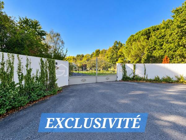 EN EXCLUSIVITE, dans un environnement résidentiel privilégié de Challans, découvrez cette très belle propriété de 1991, nichée au cœur d'un magnifique parc arboré et entièrement clos de 6 330 m².

Développant environ 200 m² de plain-pied et offrant 5  chambres, cette maison séduit par ses volumes généreux, la qualité de ses matériaux et une distribution particulièrement bien pensée pour la vie de famille.

L'espace de vie accueille une cuisine aménagée et équipée donnant sur la salle à manger, prolongée par un salon chaleureux agrémenté d'une superbe cheminée ouverte. Une véranda et une terrasse exposée sud-ouest invitent à profiter pleinement du jardin et de son environnement verdoyant.

L'espace nuit accueille une spacieuse suite parentale avec de nombreux dressings, une salle de bains avec double vasque.

Quatre autres chambres complètent cet ensemble, desservies par un couloir baigné de lumière grâce à ses grandes baies vitrées. Une seconde salle d'eau, et des WC indépendants viennent parfaire cet espace.

Côté pratique, la propriété dispose de deux garages avec portes motorisées et accès direct à la maison, ainsi que d'une buanderie.

À l'extérieur, le parc aux essences variées constitue un véritable écrin de verdure. Entièrement clos, parfaitement exposé et offrant la possibilité d'envisager une piscine sous réserve des autorisations nécessaires, il invite à profiter d'un cadre de vie rare. A noter la présence d'un puits permettant au jardin de prospérer.

 Construite avec soin, cette maison d'architecte se distingue par son caractère atypique. Des travaux de rafraîchissement et de modernisation permettront de révéler pleinement son potentiel. L'assainissement individuel, actuellement non conforme, sera également à remettre aux normes.

Une propriété singulière, idéale pour les amoureux de nature, d'espace et de tranquillité, à la recherche d'une belle maison familiale.
Je serai ravie de vous faire découvrir ce bien rare dans le secteur, alors contactez moi pour planifier une visite.