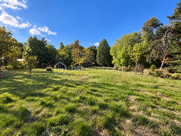 EN EXCLUSIVITE, dans un environnement résidentiel privilégié de Challans, découvrez cette très belle propriété de 1991, nichée au cœur d'un magnifique parc arboré et entièrement clos de 6 330 m².

Développant environ 200 m² de plain-pied et offrant 5  chambres, cette maison séduit par ses volumes généreux, la qualité de ses matériaux et une distribution particulièrement bien pensée pour la vie de famille.

L'espace de vie accueille une cuisine aménagée et équipée donnant sur la salle à manger, prolongée par un salon chaleureux agrémenté d'une superbe cheminée ouverte. Une véranda et une terrasse exposée sud-ouest invitent à profiter pleinement du jardin et de son environnement verdoyant.

L'espace nuit accueille une spacieuse suite parentale avec de nombreux dressings, une salle de bains avec double vasque.

Quatre autres chambres complètent cet ensemble, desservies par un couloir baigné de lumière grâce à ses grandes baies vitrées. Une seconde salle d'eau, et des WC indépendants viennent parfaire cet espace.

Côté pratique, la propriété dispose de deux garages avec portes motorisées et accès direct à la maison, ainsi que d'une buanderie.

À l'extérieur, le parc aux essences variées constitue un véritable écrin de verdure. Entièrement clos, parfaitement exposé et offrant la possibilité d'envisager une piscine sous réserve des autorisations nécessaires, il invite à profiter d'un cadre de vie rare. A noter la présence d'un puits permettant au jardin de prospérer.

 Construite avec soin, cette maison d'architecte se distingue par son caractère atypique. Des travaux de rafraîchissement et de modernisation permettront de révéler pleinement son potentiel. L'assainissement individuel, actuellement non conforme, sera également à remettre aux normes.

Une propriété singulière, idéale pour les amoureux de nature, d'espace et de tranquillité, à la recherche d'une belle maison familiale.
Je serai ravie de vous faire découvrir ce bien rare dans le secteur, alors contactez moi pour planifier une visite.