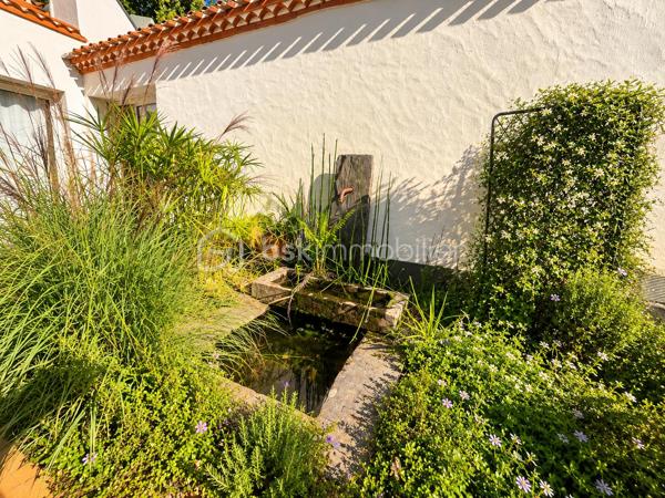 EN EXCLUSIVITE, dans un environnement résidentiel privilégié de Challans, découvrez cette très belle propriété de 1991, nichée au cœur d'un magnifique parc arboré et entièrement clos de 6 330 m².

Développant environ 200 m² de plain-pied et offrant 5  chambres, cette maison séduit par ses volumes généreux, la qualité de ses matériaux et une distribution particulièrement bien pensée pour la vie de famille.

L'espace de vie accueille une cuisine aménagée et équipée donnant sur la salle à manger, prolongée par un salon chaleureux agrémenté d'une superbe cheminée ouverte. Une véranda et une terrasse exposée sud-ouest invitent à profiter pleinement du jardin et de son environnement verdoyant.

L'espace nuit accueille une spacieuse suite parentale avec de nombreux dressings, une salle de bains avec double vasque.

Quatre autres chambres complètent cet ensemble, desservies par un couloir baigné de lumière grâce à ses grandes baies vitrées. Une seconde salle d'eau, et des WC indépendants viennent parfaire cet espace.

Côté pratique, la propriété dispose de deux garages avec portes motorisées et accès direct à la maison, ainsi que d'une buanderie.

À l'extérieur, le parc aux essences variées constitue un véritable écrin de verdure. Entièrement clos, parfaitement exposé et offrant la possibilité d'envisager une piscine sous réserve des autorisations nécessaires, il invite à profiter d'un cadre de vie rare. A noter la présence d'un puits permettant au jardin de prospérer.

 Construite avec soin, cette maison d'architecte se distingue par son caractère atypique. Des travaux de rafraîchissement et de modernisation permettront de révéler pleinement son potentiel. L'assainissement individuel, actuellement non conforme, sera également à remettre aux normes.

Une propriété singulière, idéale pour les amoureux de nature, d'espace et de tranquillité, à la recherche d'une belle maison familiale.
Je serai ravie de vous faire découvrir ce bien rare dans le secteur, alors contactez moi pour planifier une visite.