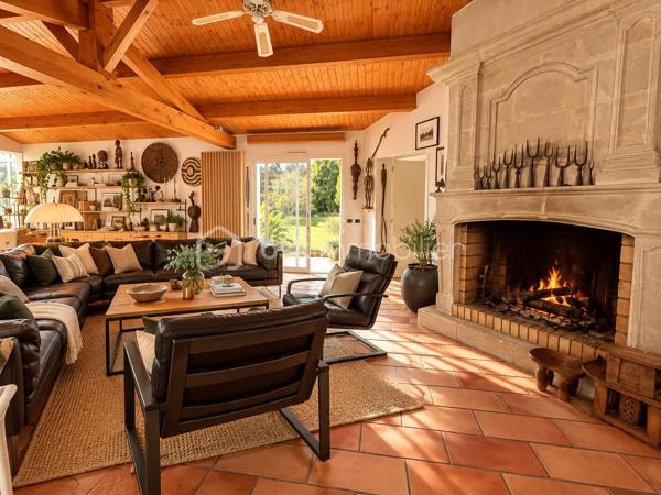 EN EXCLUSIVITE, dans un environnement résidentiel privilégié de Challans, découvrez cette très belle propriété de 1991, nichée au cœur d'un magnifique parc arboré et entièrement clos de 6 330 m².

Développant environ 200 m² de plain-pied et offrant 5  chambres, cette maison séduit par ses volumes généreux, la qualité de ses matériaux et une distribution particulièrement bien pensée pour la vie de famille.

L'espace de vie accueille une cuisine aménagée et équipée donnant sur la salle à manger, prolongée par un salon chaleureux agrémenté d'une superbe cheminée ouverte. Une véranda et une terrasse exposée sud-ouest invitent à profiter pleinement du jardin et de son environnement verdoyant.

L'espace nuit accueille une spacieuse suite parentale avec de nombreux dressings, une salle de bains avec double vasque.

Quatre autres chambres complètent cet ensemble, desservies par un couloir baigné de lumière grâce à ses grandes baies vitrées. Une seconde salle d'eau, et des WC indépendants viennent parfaire cet espace.

Côté pratique, la propriété dispose de deux garages avec portes motorisées et accès direct à la maison, ainsi que d'une buanderie.

À l'extérieur, le parc aux essences variées constitue un véritable écrin de verdure. Entièrement clos, parfaitement exposé et offrant la possibilité d'envisager une piscine sous réserve des autorisations nécessaires, il invite à profiter d'un cadre de vie rare. A noter la présence d'un puits permettant au jardin de prospérer.

 Construite avec soin, cette maison d'architecte se distingue par son caractère atypique. Des travaux de rafraîchissement et de modernisation permettront de révéler pleinement son potentiel. L'assainissement individuel, actuellement non conforme, sera également à remettre aux normes.

Une propriété singulière, idéale pour les amoureux de nature, d'espace et de tranquillité, à la recherche d'une belle maison familiale.
Je serai ravie de vous faire découvrir ce bien rare dans le secteur, alors contactez moi pour planifier une visite.