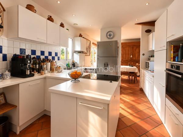 EN EXCLUSIVITE, dans un environnement résidentiel privilégié de Challans, découvrez cette très belle propriété de 1991, nichée au cœur d'un magnifique parc arboré et entièrement clos de 6 330 m².

Développant environ 200 m² de plain-pied et offrant 5  chambres, cette maison séduit par ses volumes généreux, la qualité de ses matériaux et une distribution particulièrement bien pensée pour la vie de famille.

L'espace de vie accueille une cuisine aménagée et équipée donnant sur la salle à manger, prolongée par un salon chaleureux agrémenté d'une superbe cheminée ouverte. Une véranda et une terrasse exposée sud-ouest invitent à profiter pleinement du jardin et de son environnement verdoyant.

L'espace nuit accueille une spacieuse suite parentale avec de nombreux dressings, une salle de bains avec double vasque.

Quatre autres chambres complètent cet ensemble, desservies par un couloir baigné de lumière grâce à ses grandes baies vitrées. Une seconde salle d'eau, et des WC indépendants viennent parfaire cet espace.

Côté pratique, la propriété dispose de deux garages avec portes motorisées et accès direct à la maison, ainsi que d'une buanderie.

À l'extérieur, le parc aux essences variées constitue un véritable écrin de verdure. Entièrement clos, parfaitement exposé et offrant la possibilité d'envisager une piscine sous réserve des autorisations nécessaires, il invite à profiter d'un cadre de vie rare. A noter la présence d'un puits permettant au jardin de prospérer.

 Construite avec soin, cette maison d'architecte se distingue par son caractère atypique. Des travaux de rafraîchissement et de modernisation permettront de révéler pleinement son potentiel. L'assainissement individuel, actuellement non conforme, sera également à remettre aux normes.

Une propriété singulière, idéale pour les amoureux de nature, d'espace et de tranquillité, à la recherche d'une belle maison familiale.
Je serai ravie de vous faire découvrir ce bien rare dans le secteur, alors contactez moi pour planifier une visite.