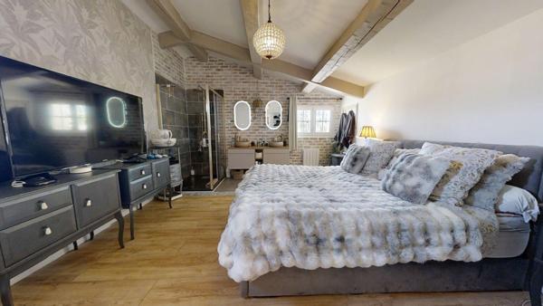 Proche du Brusc, Maison individuelle T5 sur 600 m2 de terrain, entièrement rénovée avec garage et atelier/buanderie