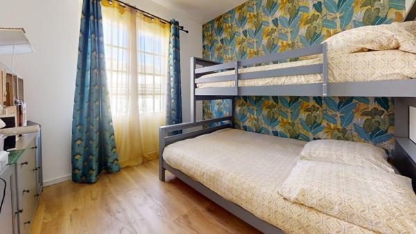 Proche du Brusc, Maison individuelle T5 sur 600 m2 de terrain, entièrement rénovée avec garage et atelier/buanderie