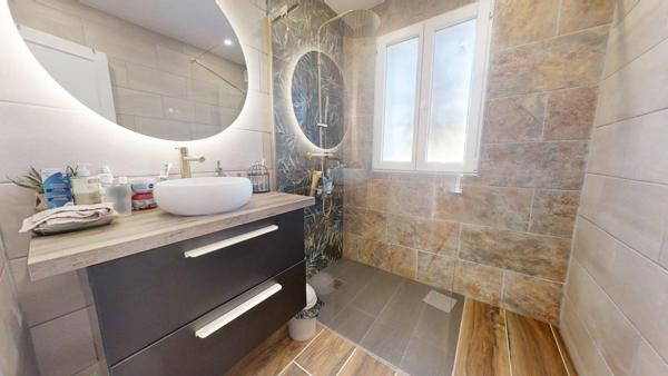 Proche du Brusc, Maison individuelle T5 sur 600 m2 de terrain, entièrement rénovée avec garage et atelier/buanderie