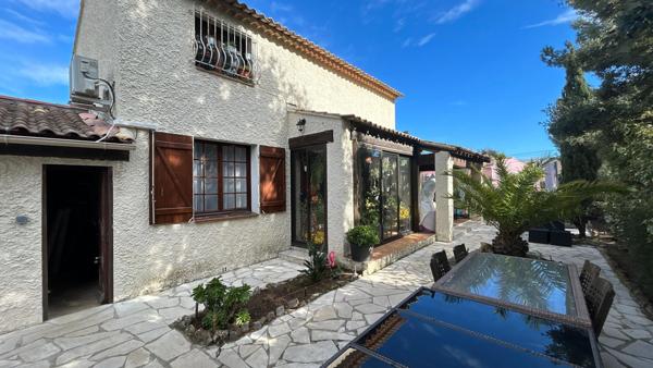 Proche du Brusc, Maison individuelle T5 sur 600 m2 de terrain, entièrement rénovée avec garage et atelier/buanderie