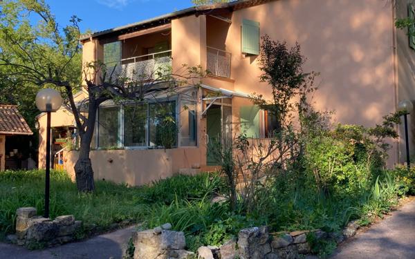 Maison à louer    5 pièces •  Le Tholonet