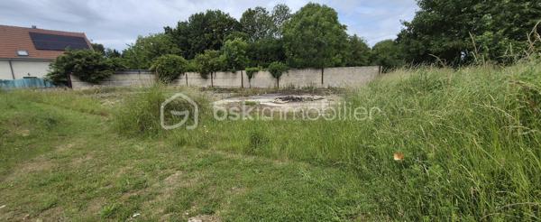 Vous recherchez un terrain pour construire votre future maison dans un environnement paisible ? 

Découvrez ce terrain viabilisé de 715m² , situé dans un secteur calme et agréable à Janvilliers à 10 min de Montmirail .Il bénéficie d'un cadre privilégié, idéal pour un projet de construction familiale.

✨Surface de 715m²
✨Terrain viabilisé 
✨Endroit calme et recherché
✨partiellement clôturé 

Une belle opportunité pour concrétiser votre projet immobilier dans un cadre serein