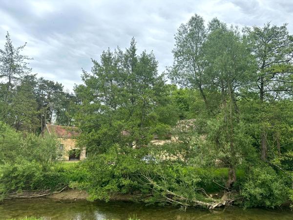 MAISON + GÎTE – 2 HABITATIONS RÉNOVÉES – 4000 m² DE TERRAIN – BORD DE RIVIÈRE – PROCHE TGV PARIS